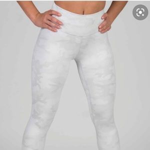 P’tula Mystique leggings.  23” size medium mid rise